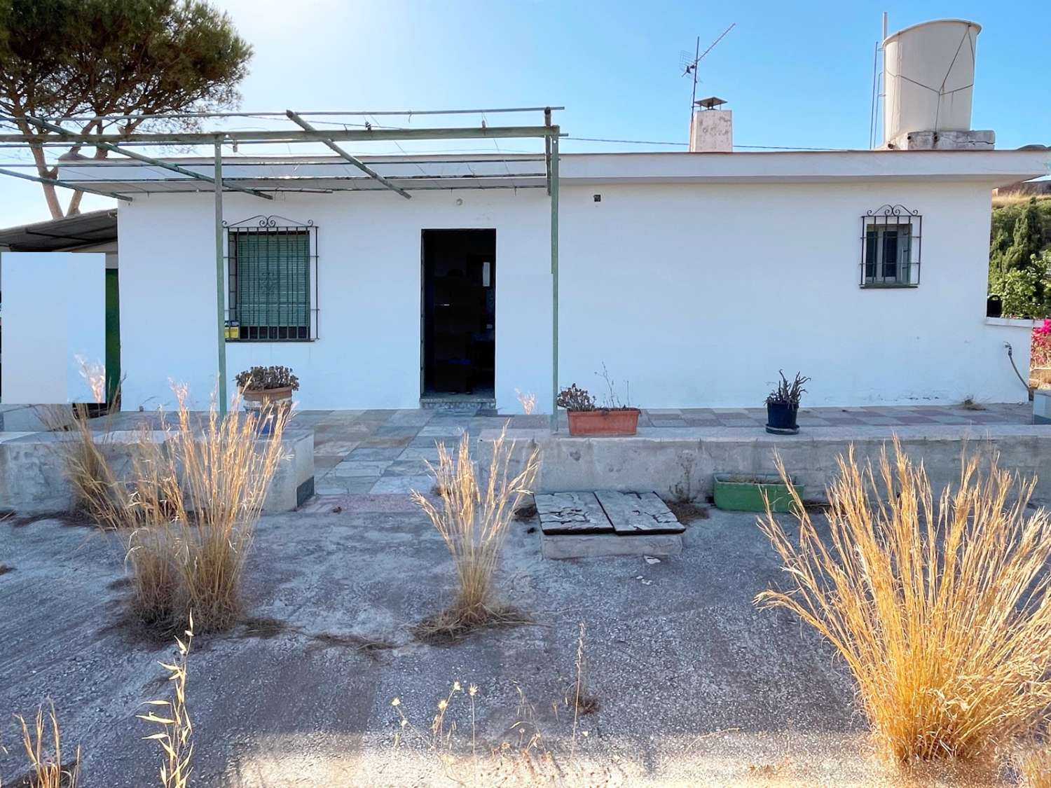 Finca rústica con Casa registrada en La Cala de Mijas, 14.000m2, agua y luz, pozo legalizado, aljibe.