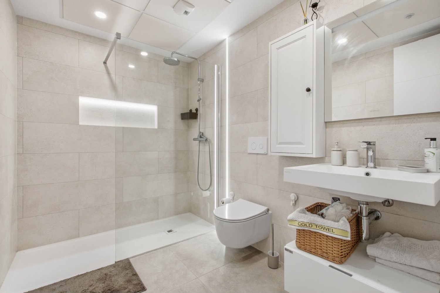 Piso Lujo, Junto al Mar, Piscina, 2 Parking, Trastero.
