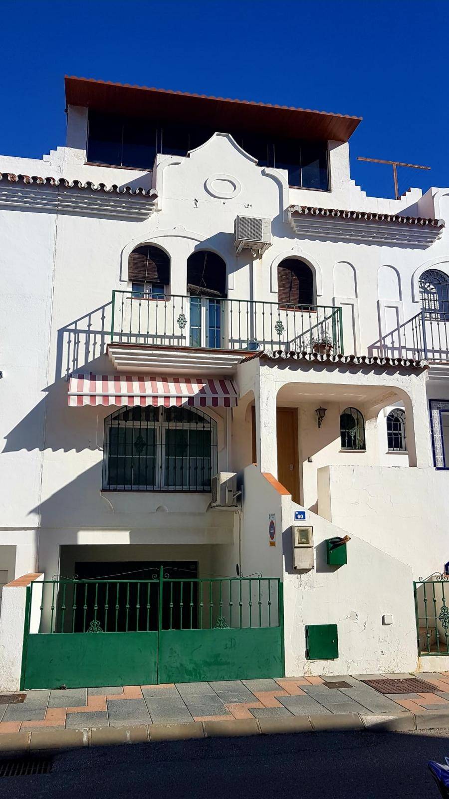 Casa Adosada céntrica con suelos de parquet