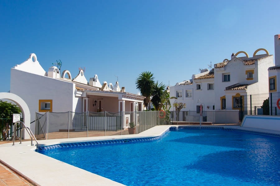 ESPECTACULAR CASA DE DOS DORMITORIOS EN LA RESERVA DE MARBELLA. PISCINA Y JARDINES. SOL TODO EL DIA