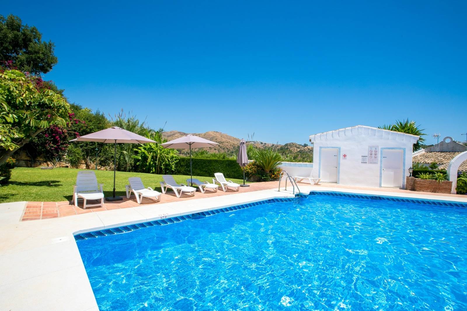 ESPECTACULAR CASA DE DOS DORMITORIOS EN LA RESERVA DE MARBELLA. PISCINA Y JARDINES. SOL TODO EL DIA