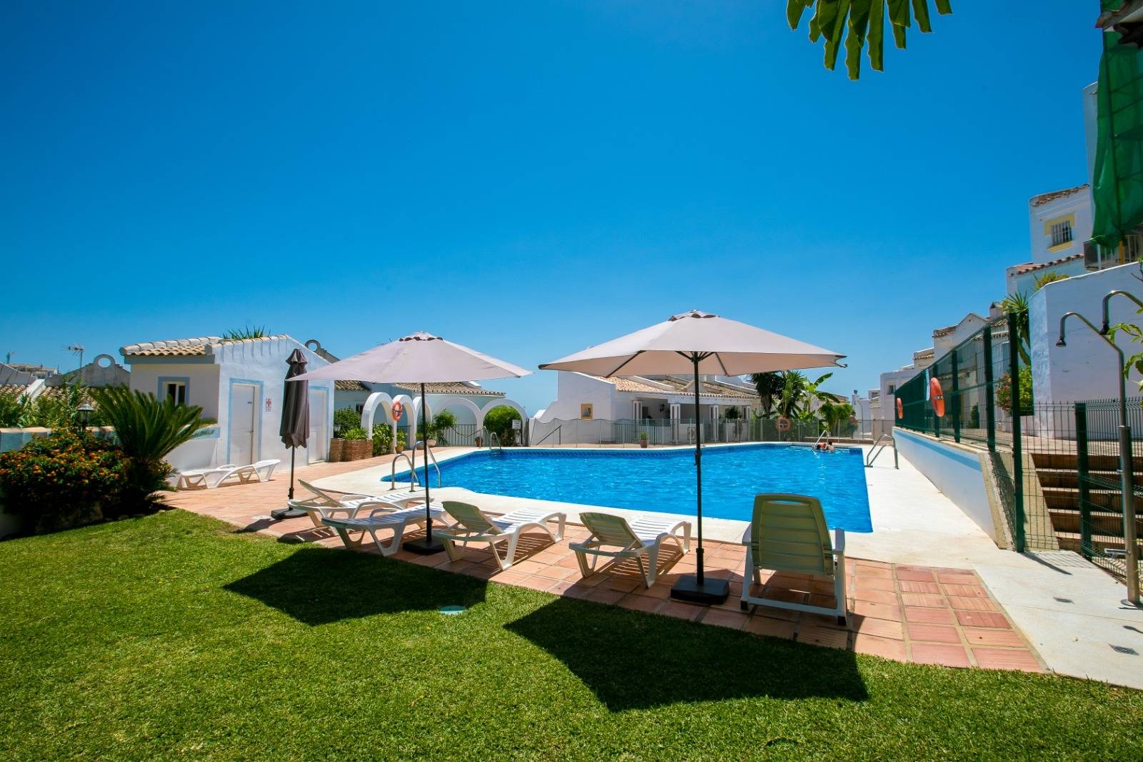 ESPECTACULAR CASA DE DOS DORMITORIOS EN LA RESERVA DE MARBELLA. PISCINA Y JARDINES. SOL TODO EL DIA