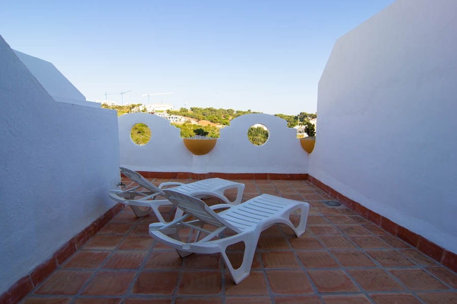 ESPECTACULAR CASA DE DOS DORMITORIOS EN LA RESERVA DE MARBELLA. PISCINA Y JARDINES. SOL TODO EL DIA