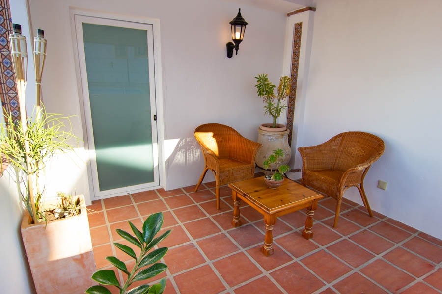 ESPECTACULAR CASA DE DOS DORMITORIOS EN LA RESERVA DE MARBELLA. PISCINA Y JARDINES. SOL TODO EL DIA