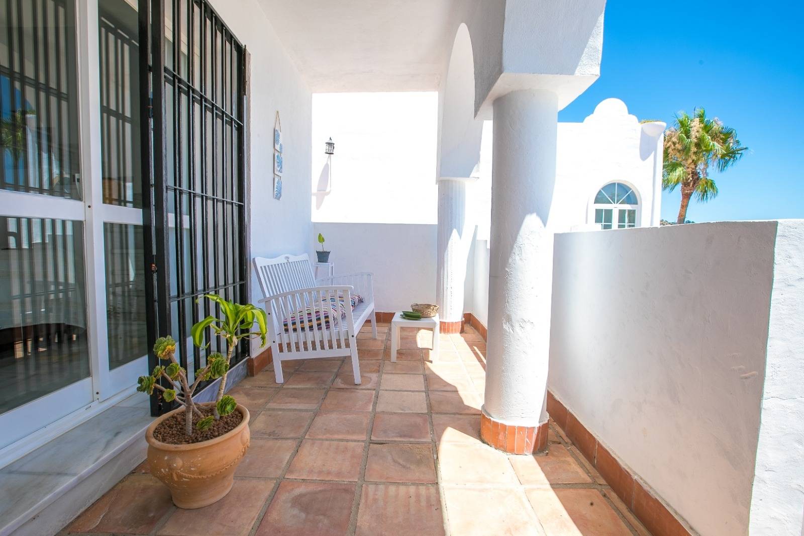 ESPECTACULAR CASA DE DOS DORMITORIOS EN LA RESERVA DE MARBELLA. PISCINA Y JARDINES. SOL TODO EL DIA
