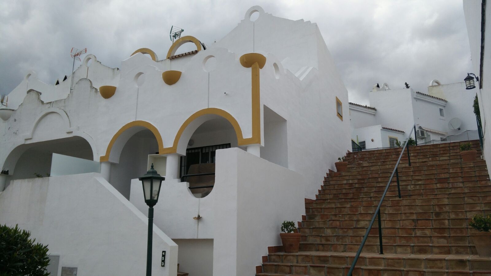 ESPECTACULAR CASA DE DOS DORMITORIOS EN LA RESERVA DE MARBELLA. PISCINA Y JARDINES. SOL TODO EL DIA