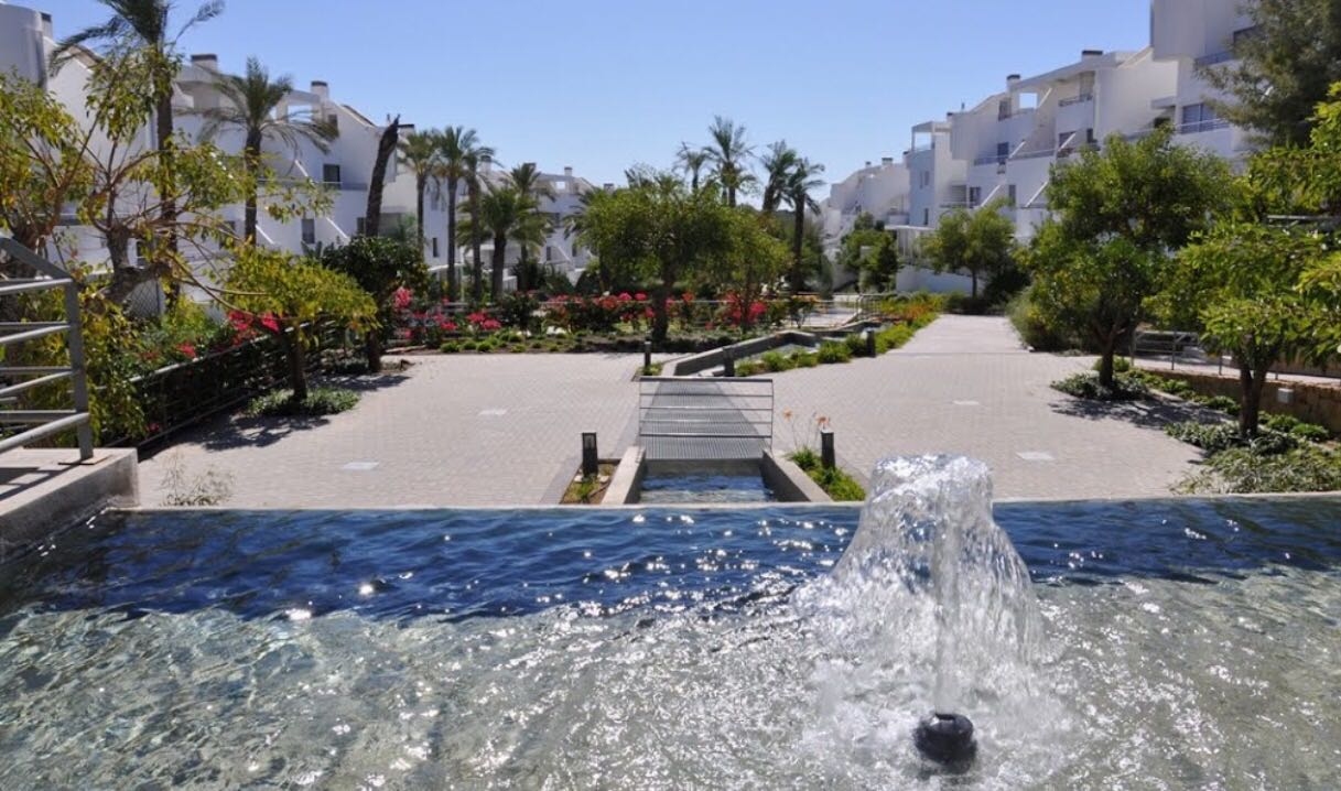 MODERNO APARTAMENTO DE 2 HABITACIONES Y 2 BAÑOS EN LA CALA DE MIJAS. PISCINAS, JARDINES Y GARAJE PRIVADO.