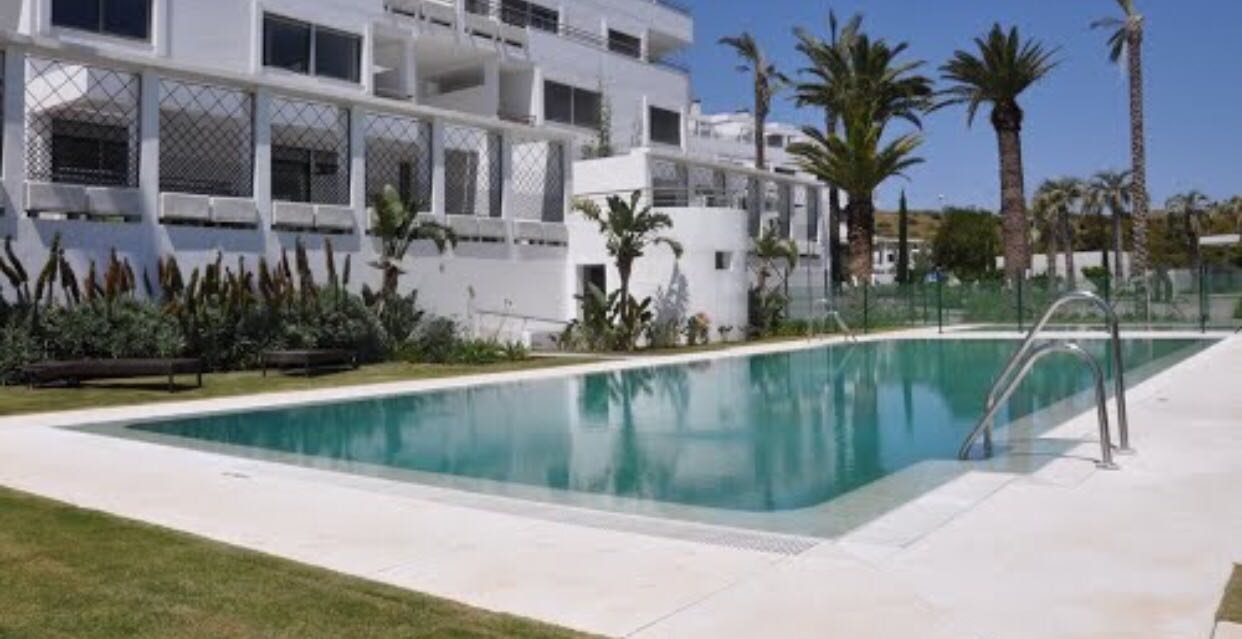 MODERNO APARTAMENTO DE 2 HABITACIONES Y 2 BAÑOS EN LA CALA DE MIJAS. PISCINAS, JARDINES Y GARAJE PRIVADO.