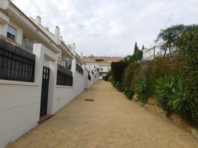 CASA ADOSADA EN ESQUINA, EL LAGAREJO 4 Dormitorios