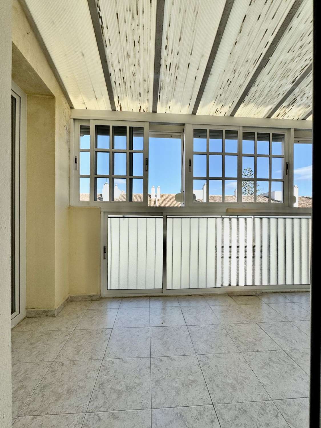 PISO FUENGIROLA CON JARDINES Y PISCINA