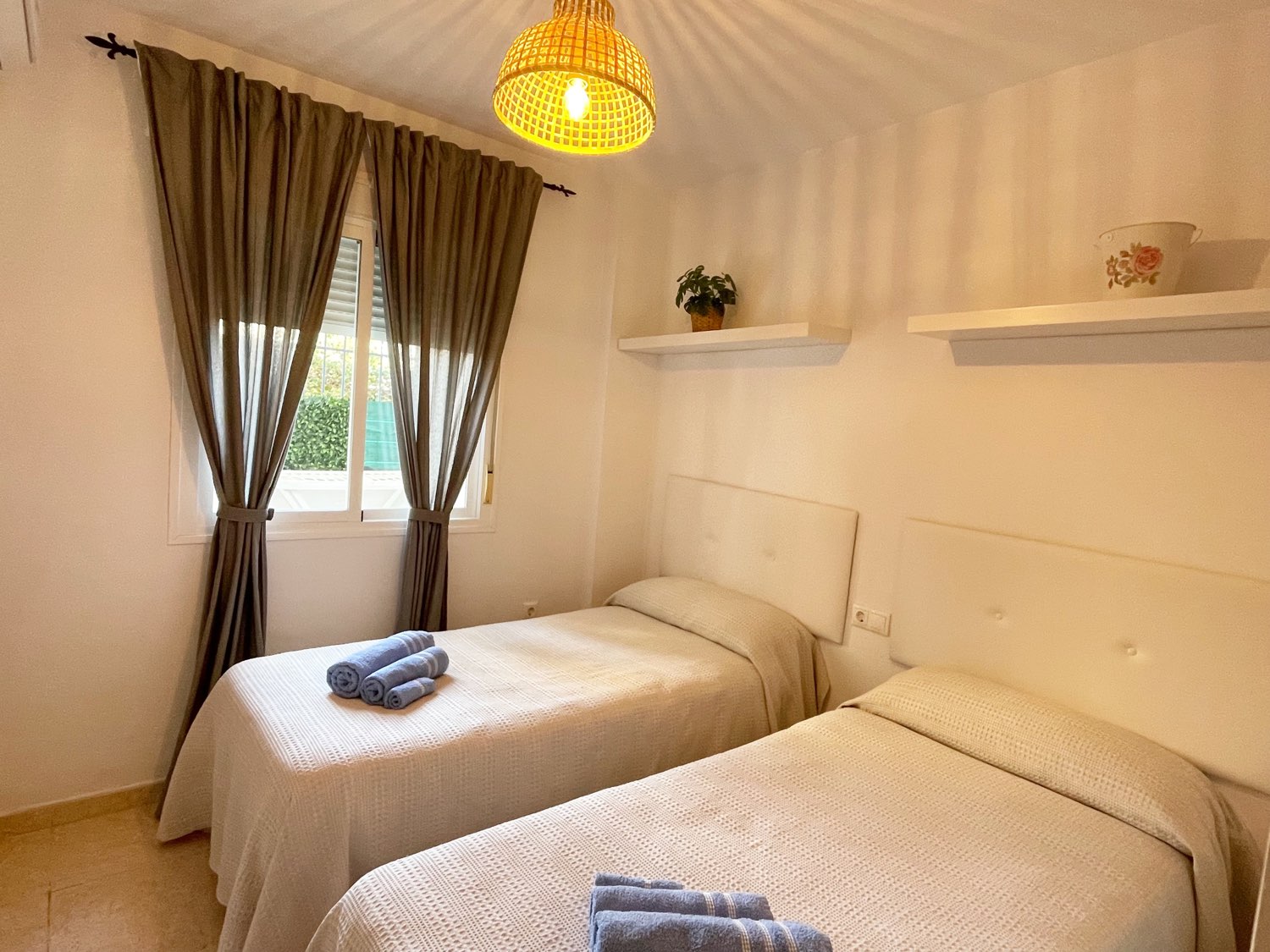 PISO AMPLIO DE 2 DORMITORIOS - BENALMADENA - CON LICENCIA TURISTICA
