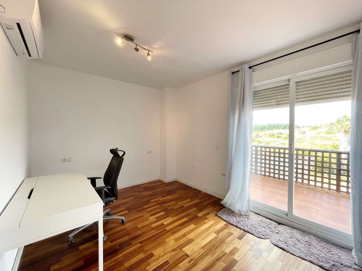 ADOSADO EN EL HIPÓDROMO - MIJAS