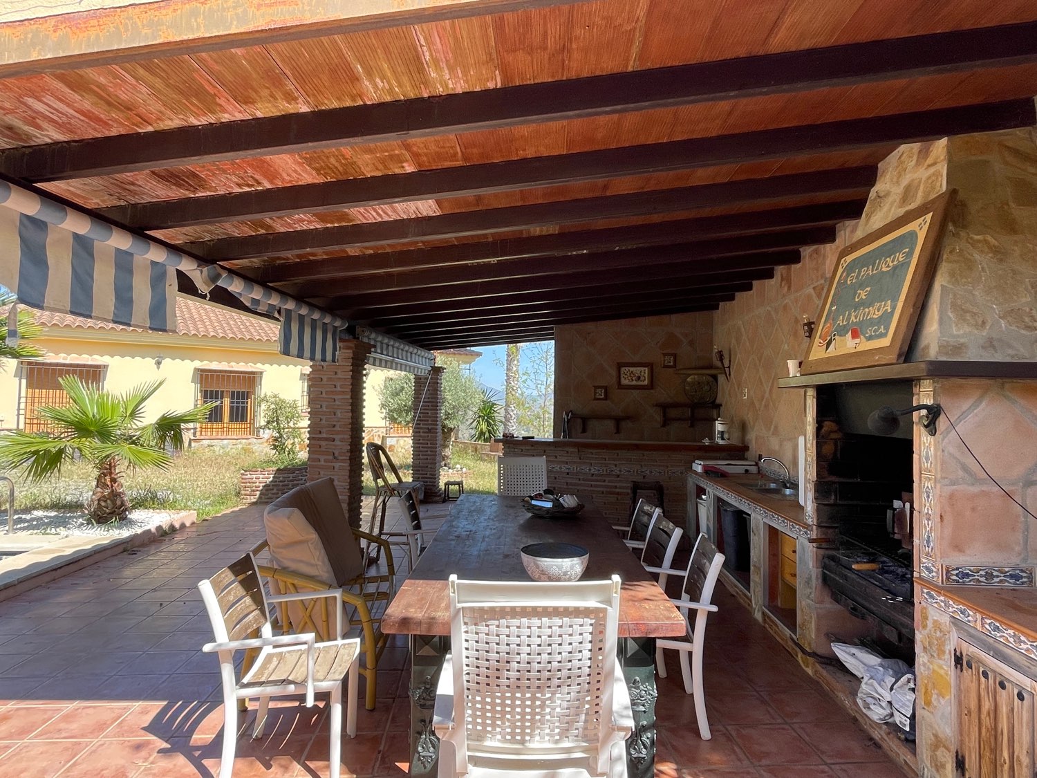 Parcela rústica de olivos 13.200m2 y casa registrada y piscina