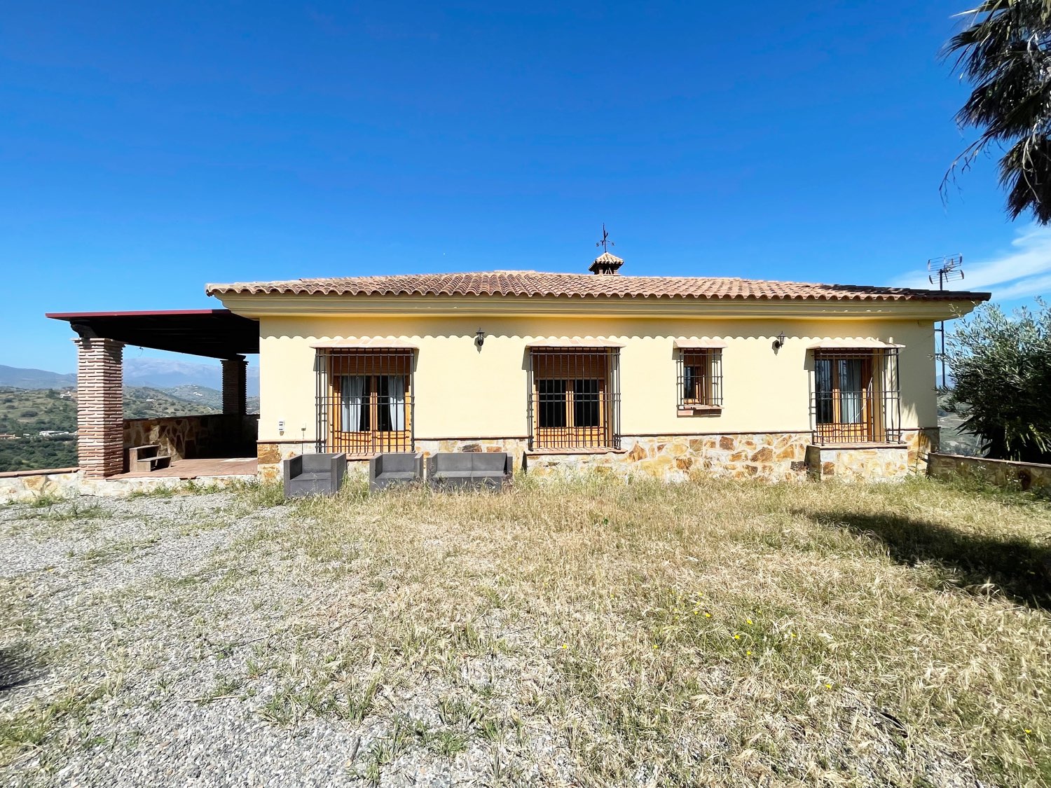 Parcela rústica de olivos 13.200m2 y casa registrada y piscina