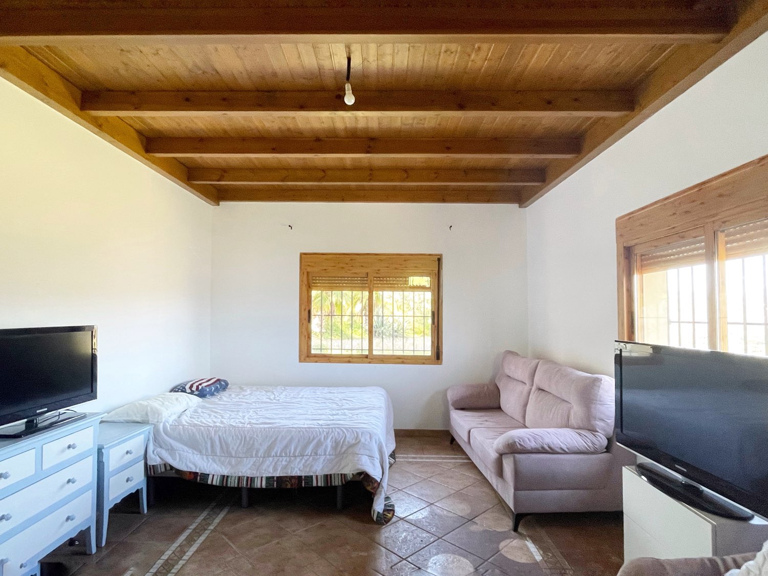 Parcela rústica de olivos 13.200m2 y casa registrada y piscina