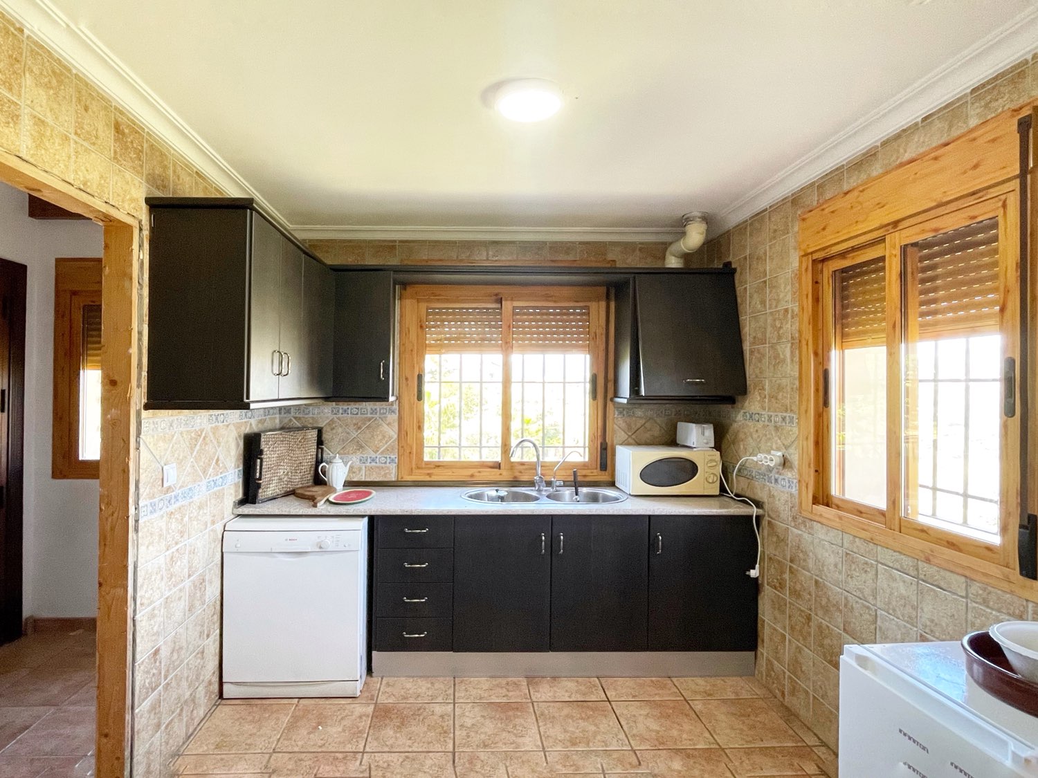 Parcela rústica de olivos 13.200m2 y casa registrada y piscina