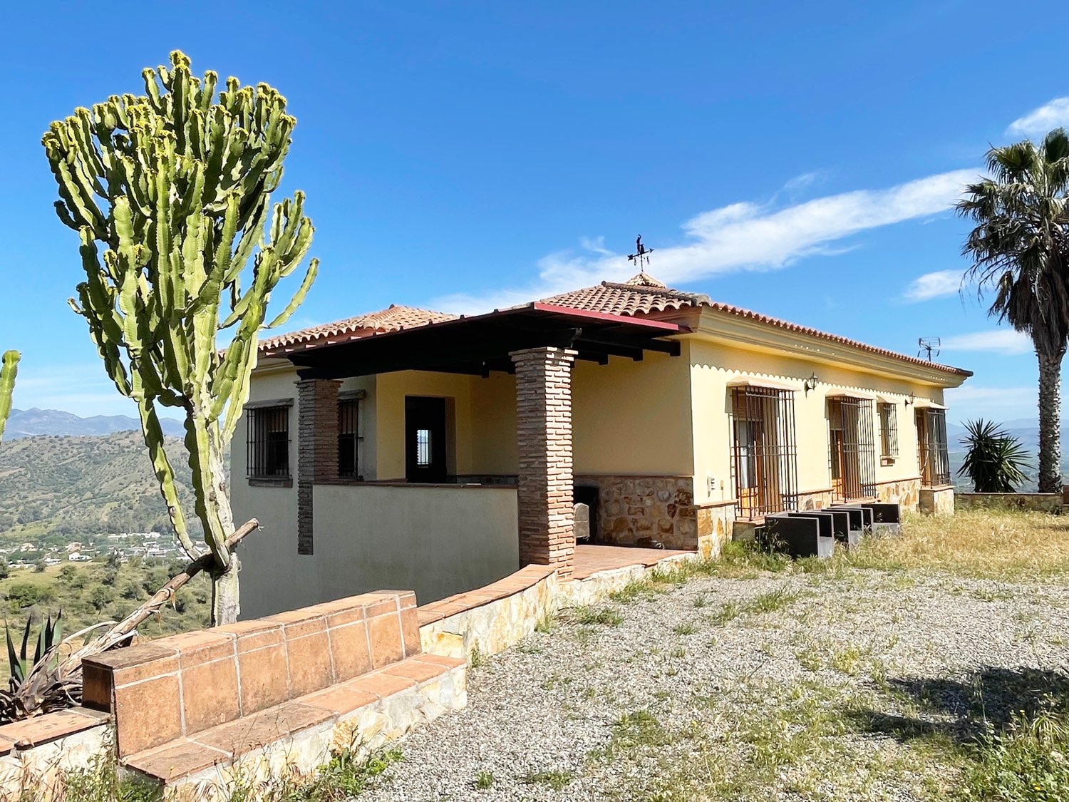 Parcela rústica de olivos 13.200m2 y casa registrada y piscina