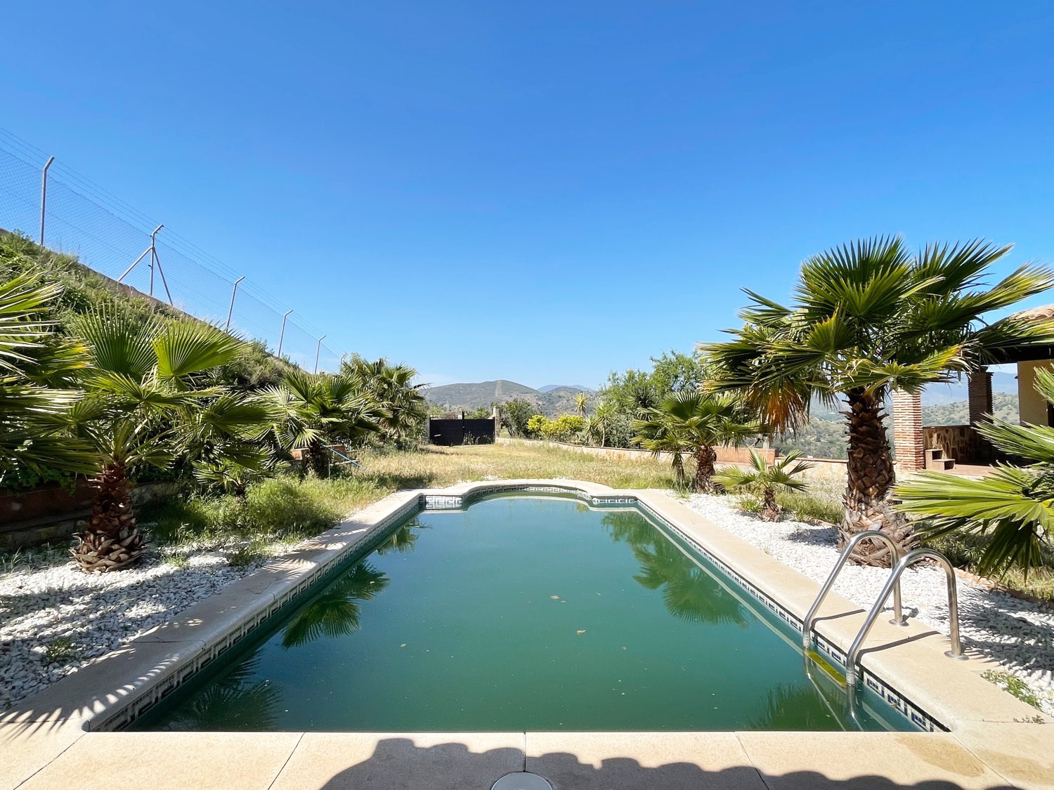 Parcela rústica de olivos 13.200m2 y casa registrada y piscina