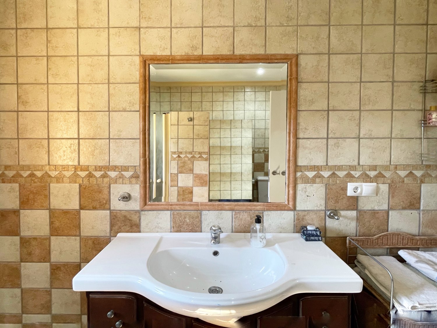 Parcela rústica de olivos 13.200m2 y casa registrada y piscina