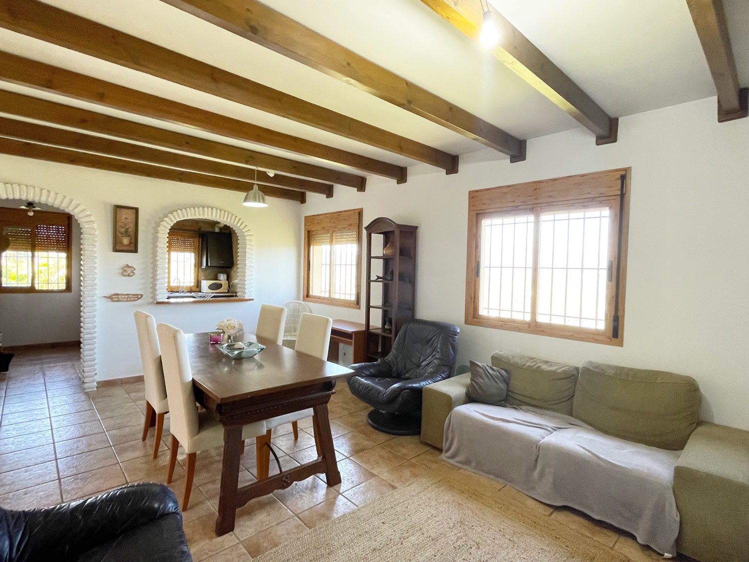 Parcela rústica de olivos 13.200m2 y casa registrada y piscina