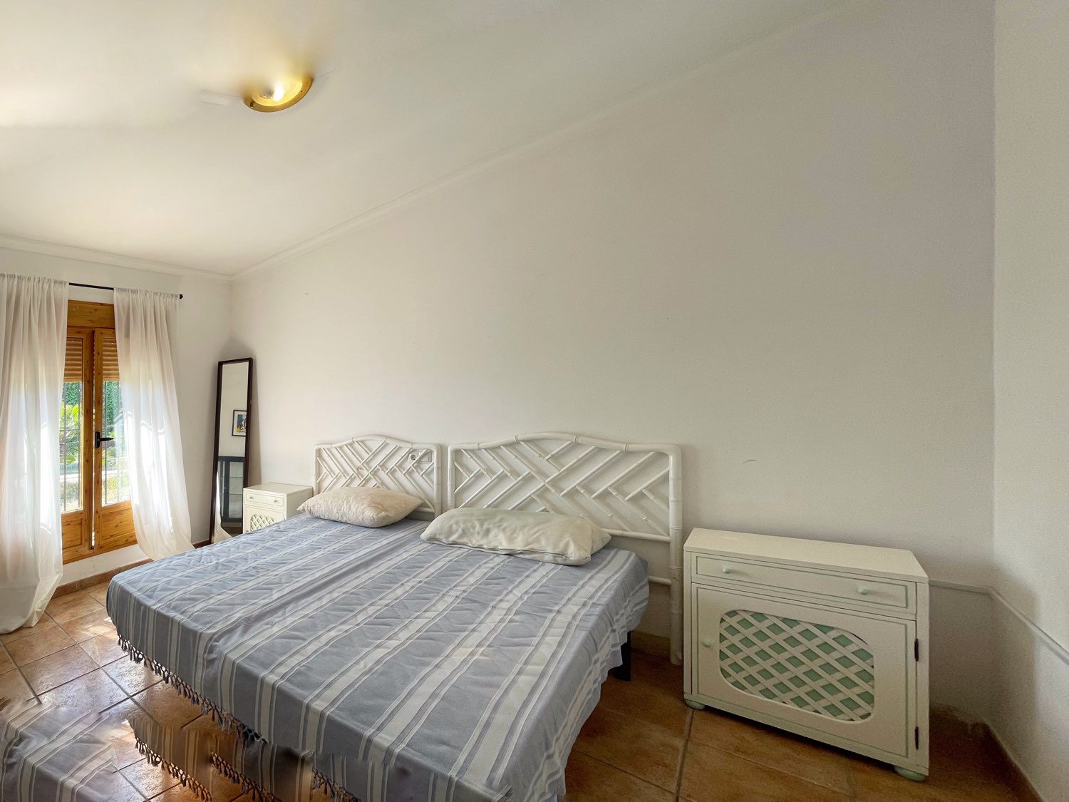 Parcela rústica de olivos 13.200m2 y casa registrada y piscina