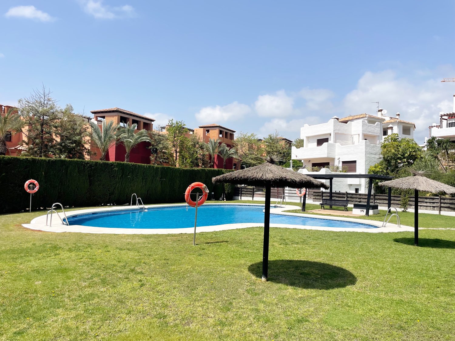 Casares: Dúplex con solárium, cerca de golf y urbanización con 3 piscinas