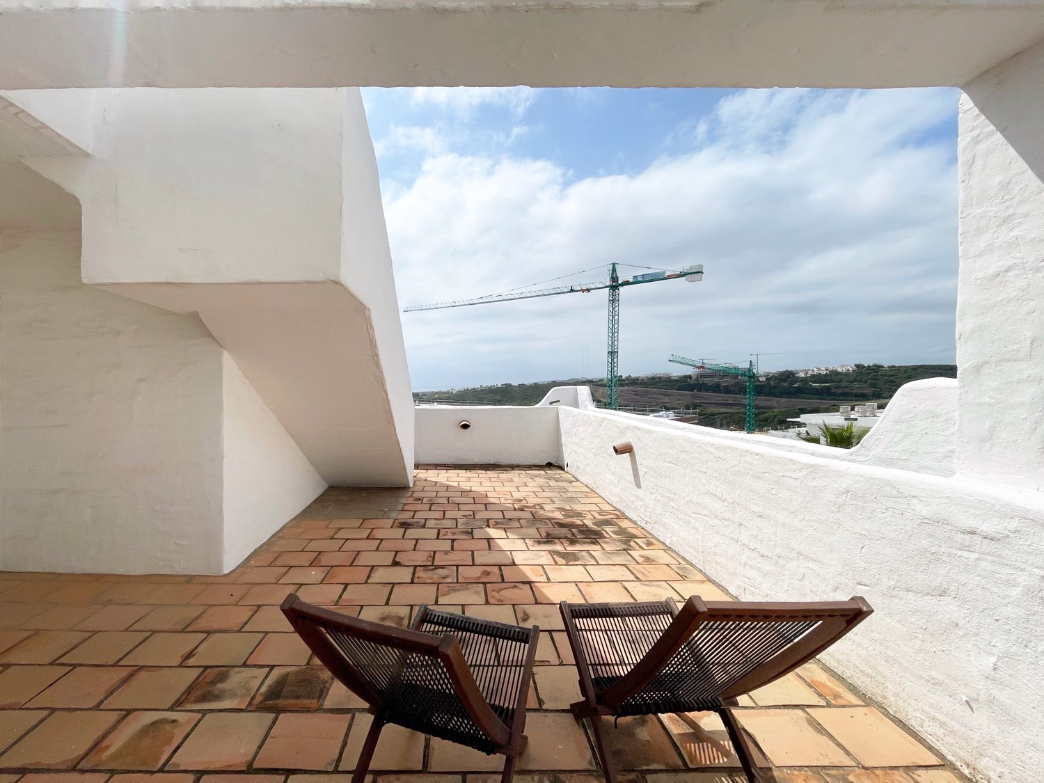 Casares: Dúplex con solárium, cerca de golf y urbanización con 3 piscinas