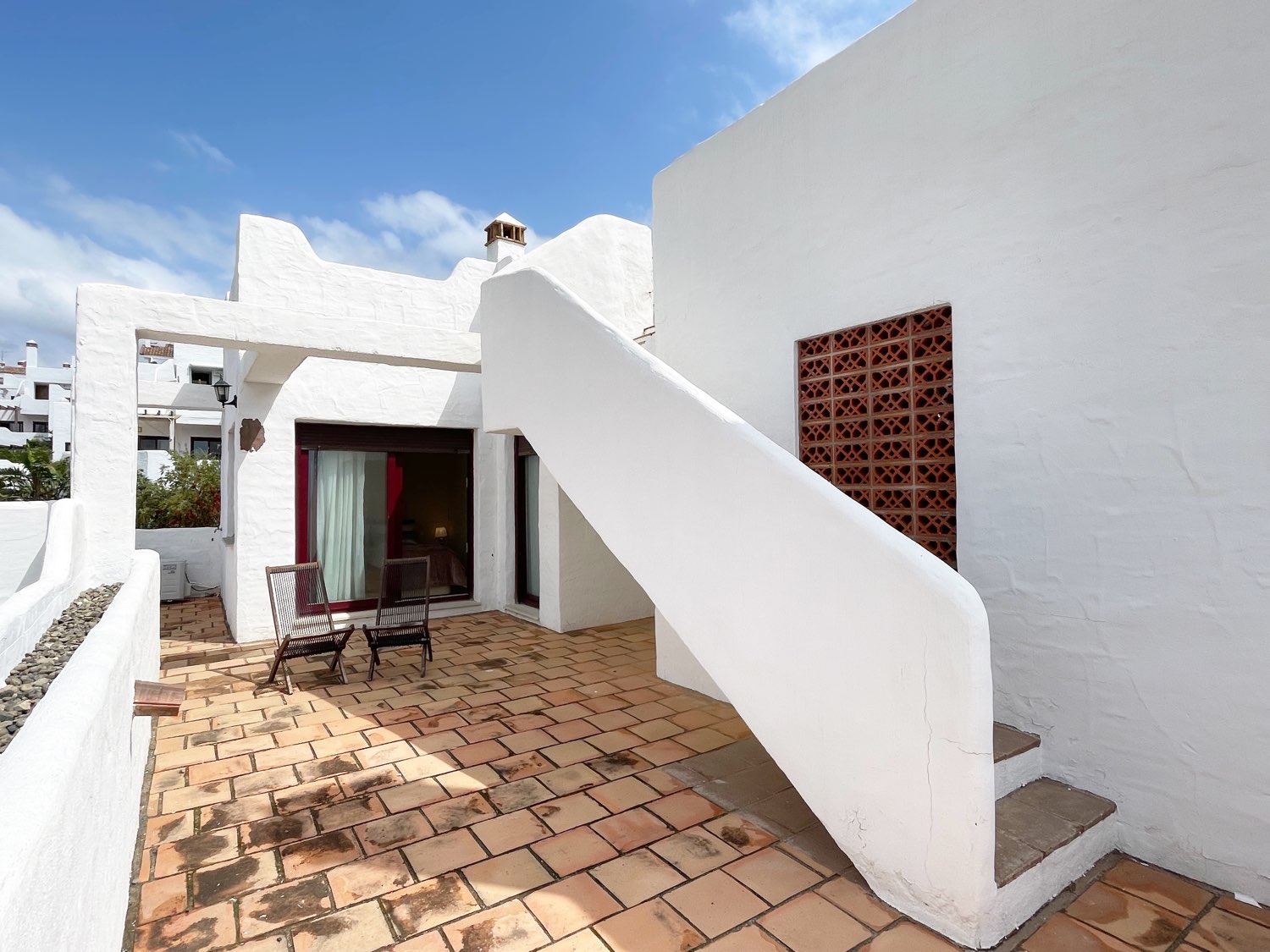 Casares: Dúplex con solárium, cerca de golf y urbanización con 3 piscinas