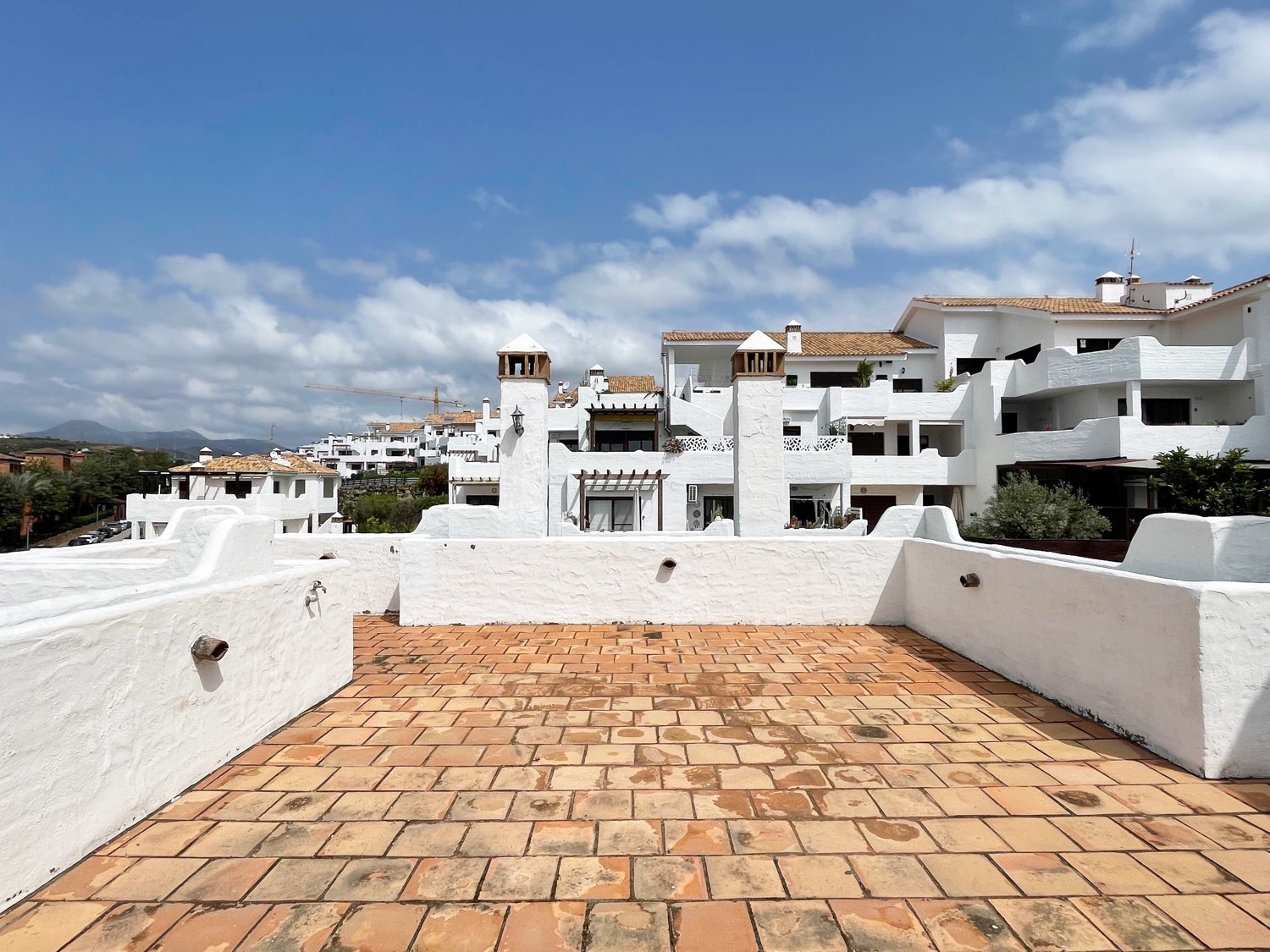 Casares: Dúplex con solárium, cerca de golf y urbanización con 3 piscinas