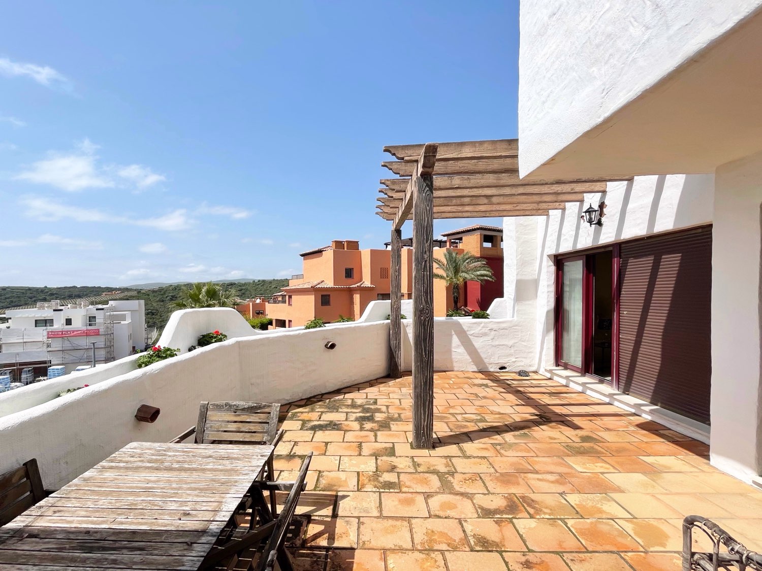 Casares: Dúplex con solárium, cerca de golf y urbanización con 3 piscinas