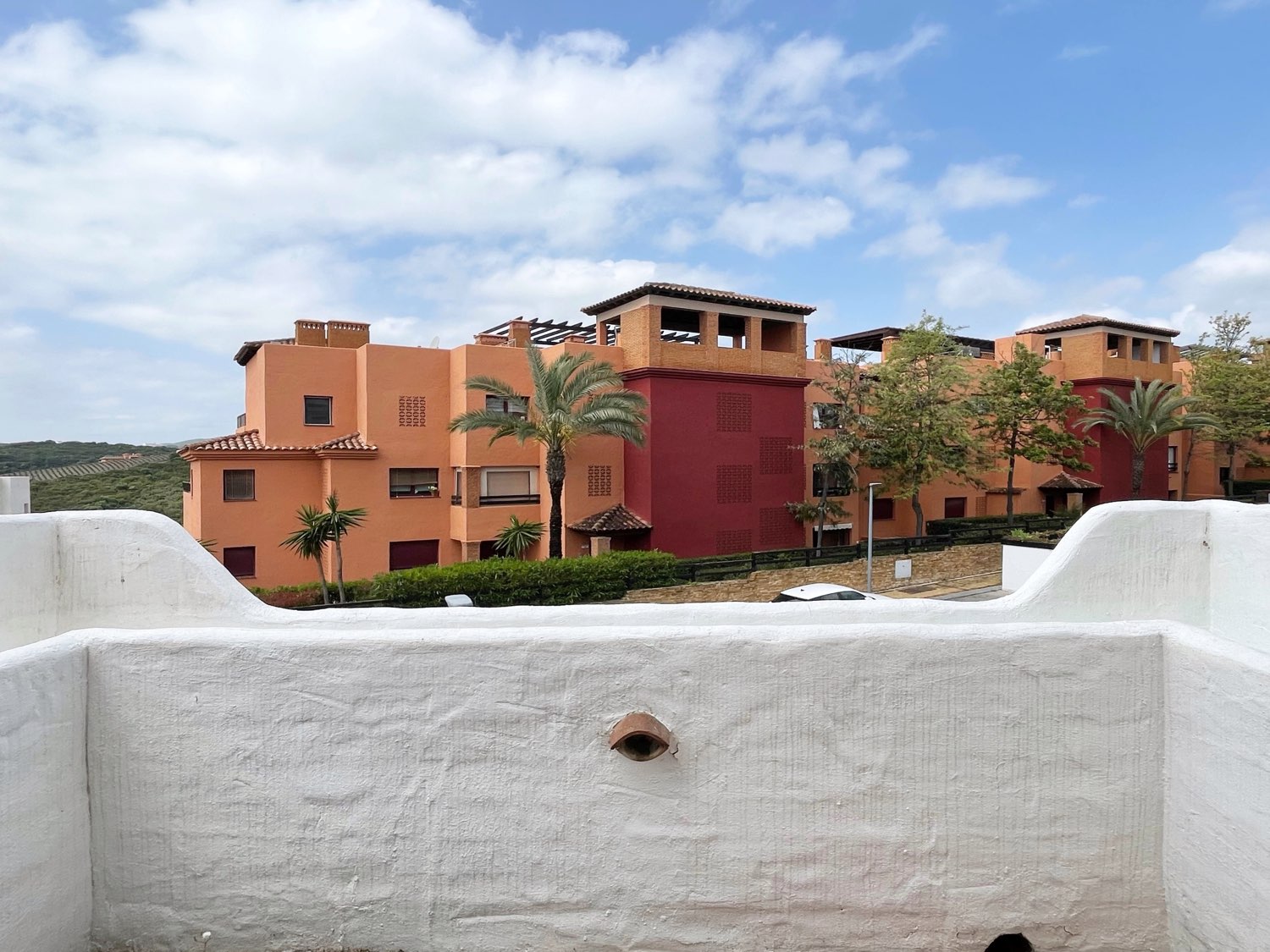 Casares: Dúplex con solárium, cerca de golf y urbanización con 3 piscinas