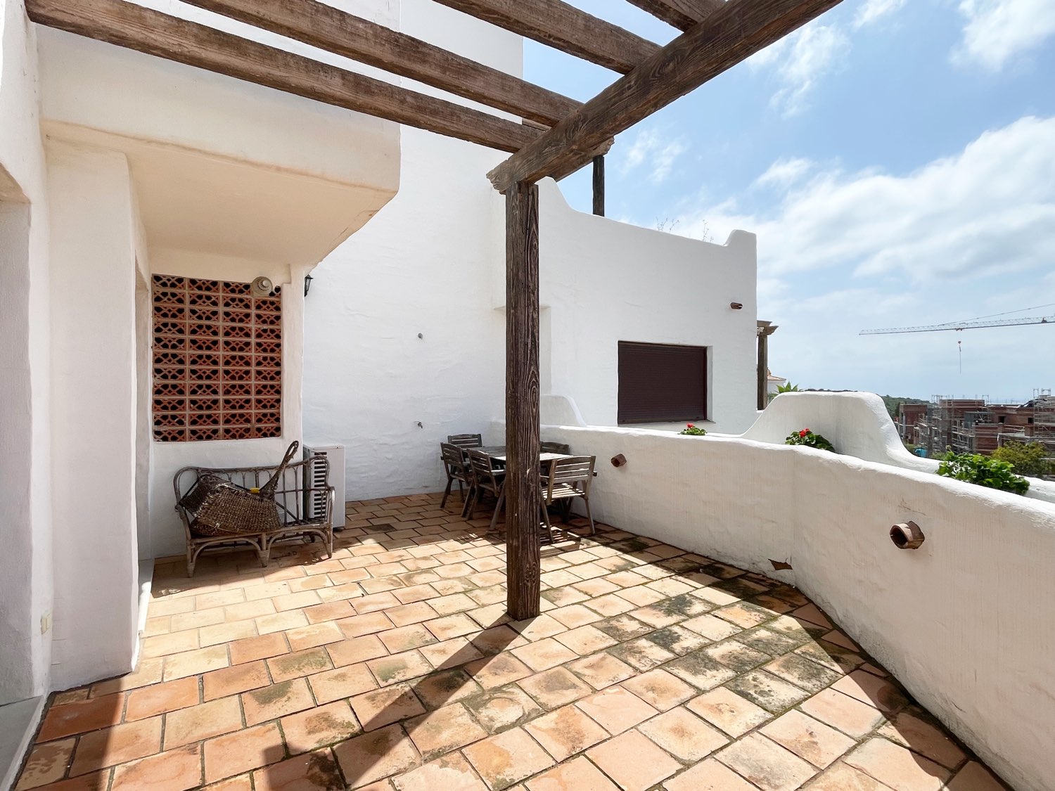 Casares: Dúplex con solárium, cerca de golf y urbanización con 3 piscinas