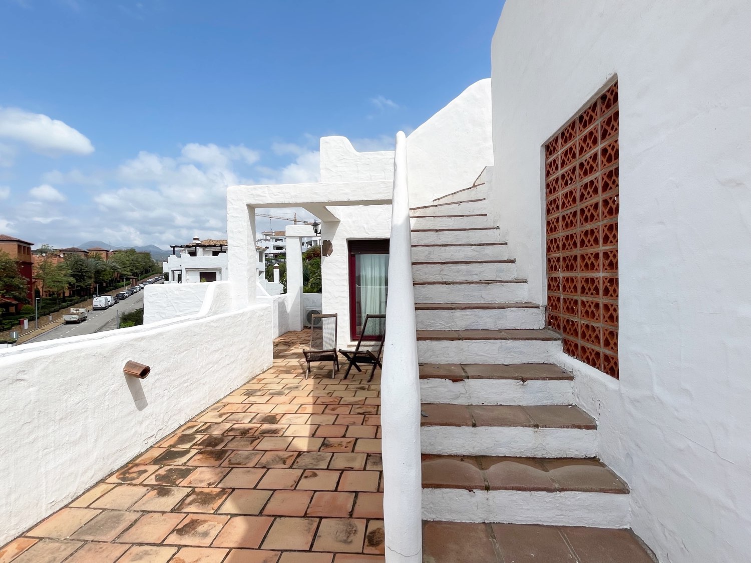 Casares: Dúplex con solárium, cerca de golf y urbanización con 3 piscinas