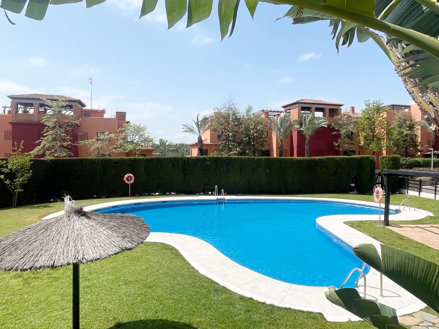 Casares: Dúplex con solárium, cerca de golf y urbanización con 3 piscinas