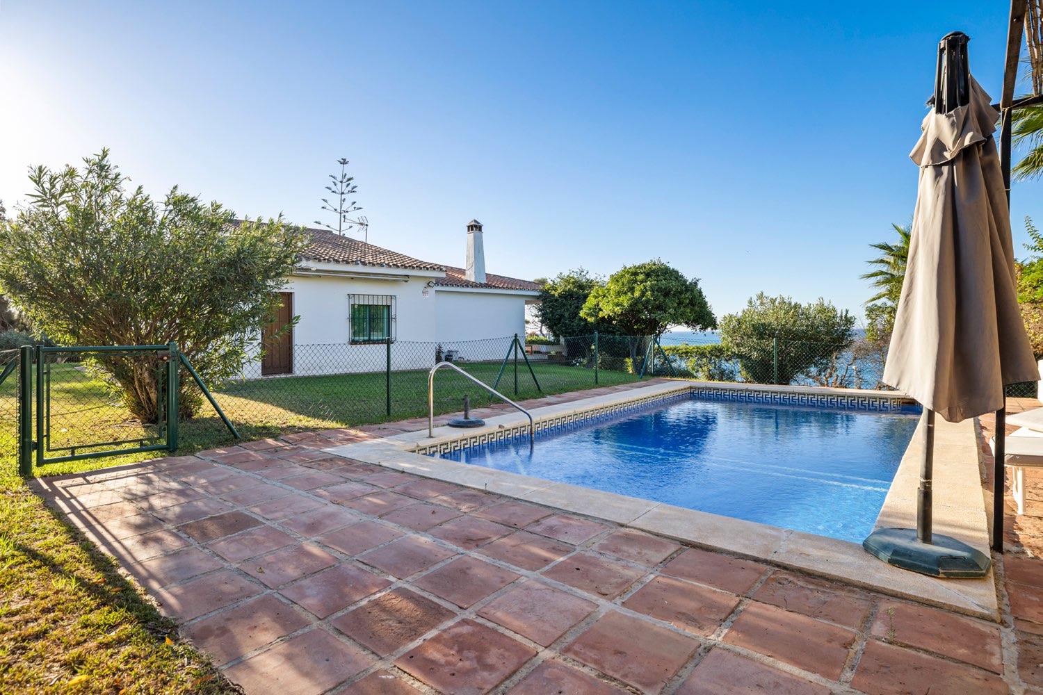 Villa independiente, piscina y jardín, 3 minutos de la playa, orientación oeste, terraza 58m2