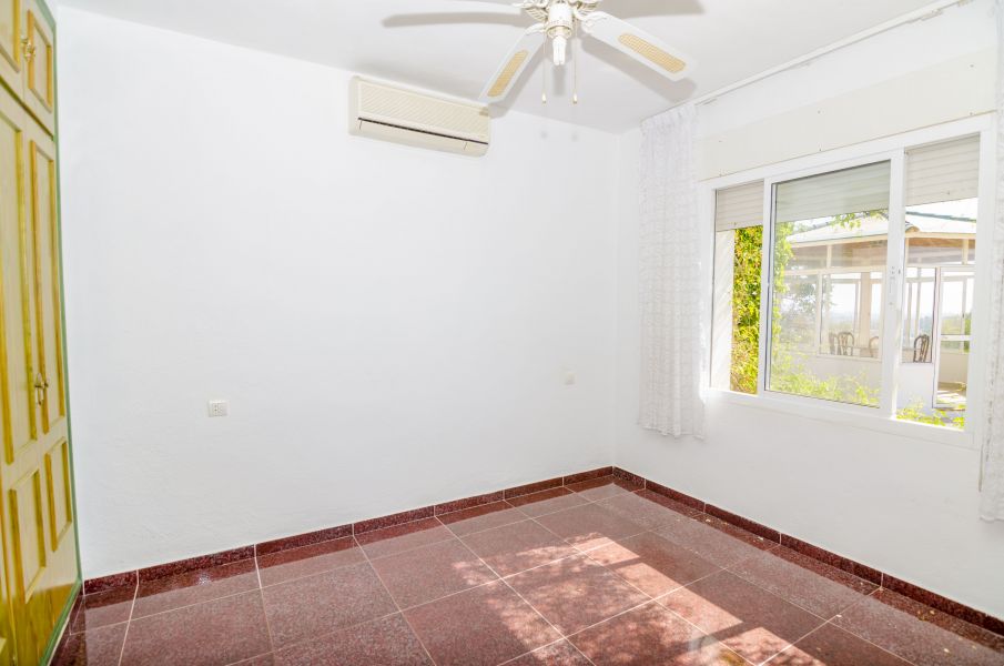PARCELA EN VENTA, ENTRERRIOS CON 3 CASAS