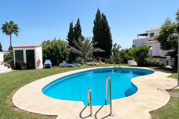 Adosado, Piscina, Bbq, placas solares.